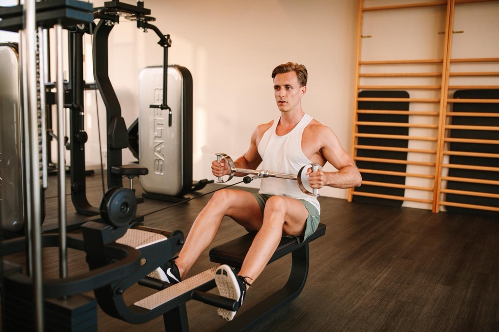 Man traint bij Club Maspalomas op een roeimachine.