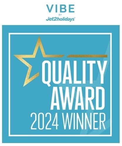 un cartel azul que dice vibe by jet2holidays premio de calidad 2024 ganador