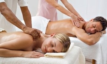 un hombre y una mujer se están dando un masaje en un spa .