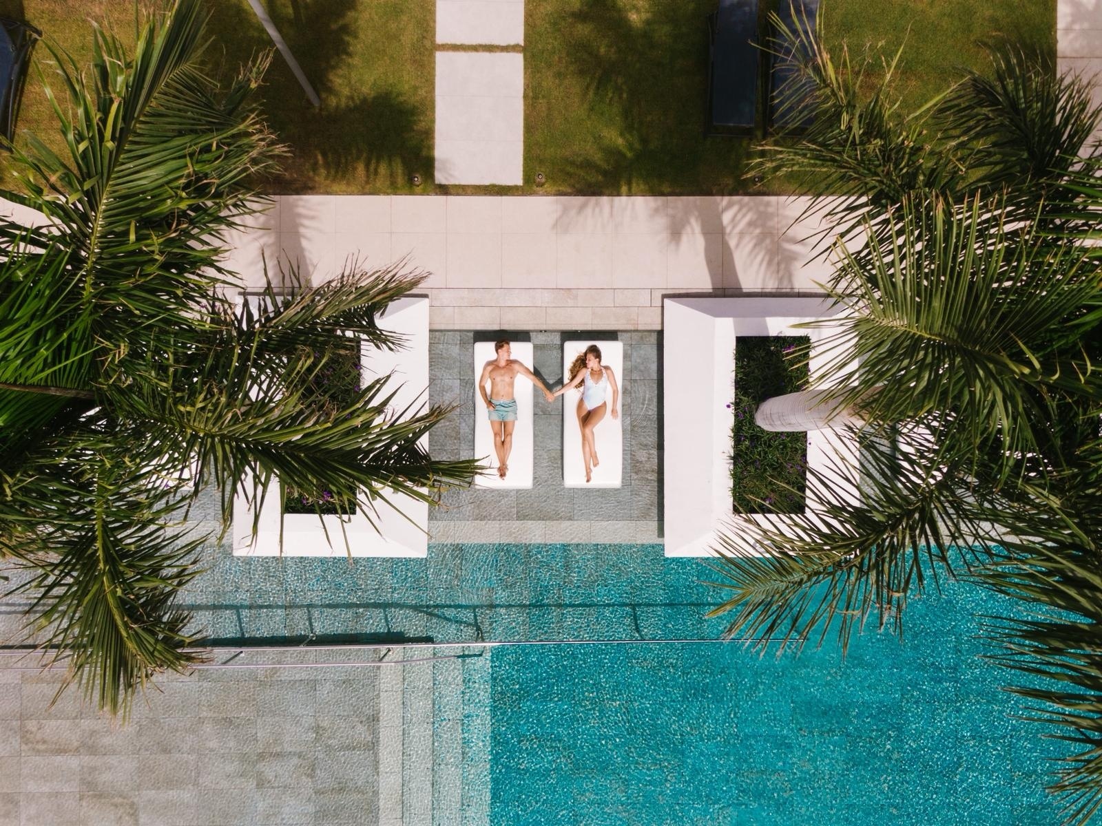 Club Maspalomas Suites & Spa: Moderne Architektur mit grüner Fassade & Gästen, offizielle Website