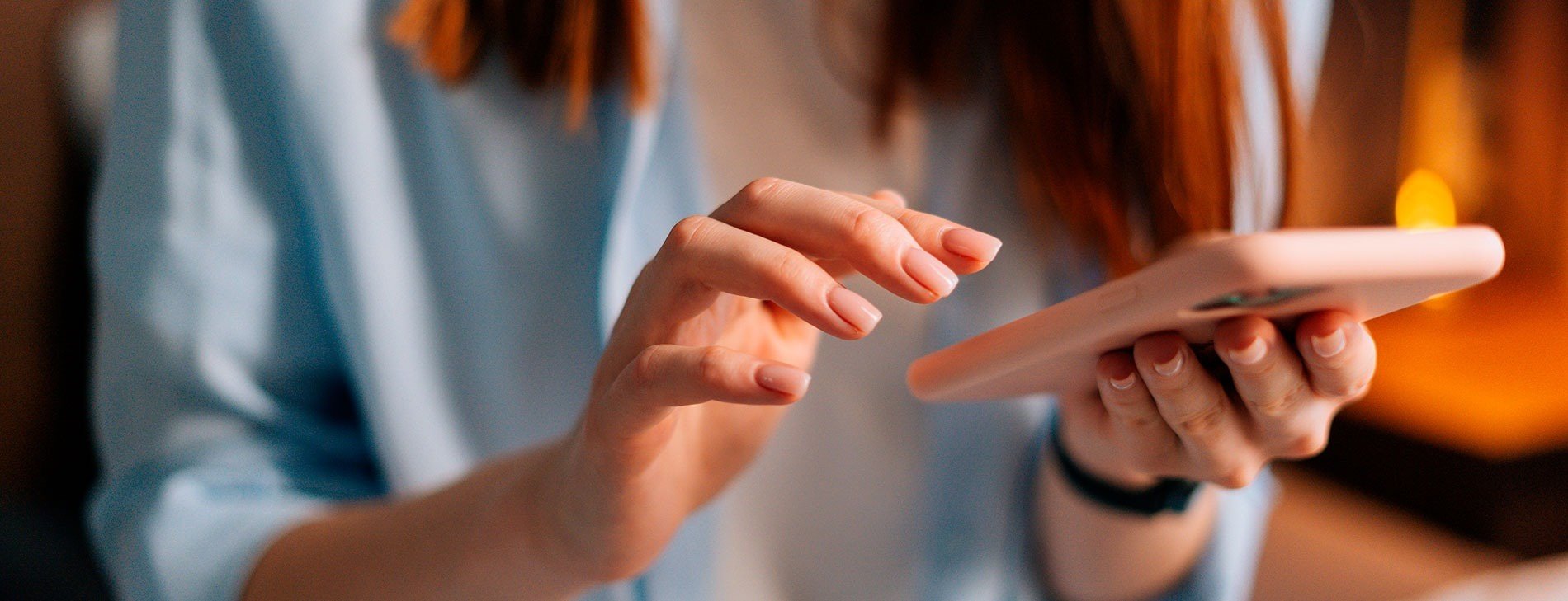 una mujer sostiene un teléfono inteligente en sus manos