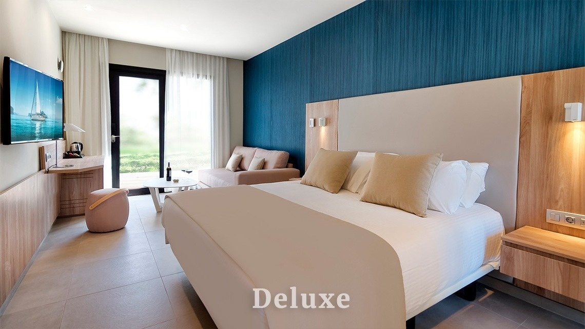 una habitación de hotel de lujo con una cama y una televisión