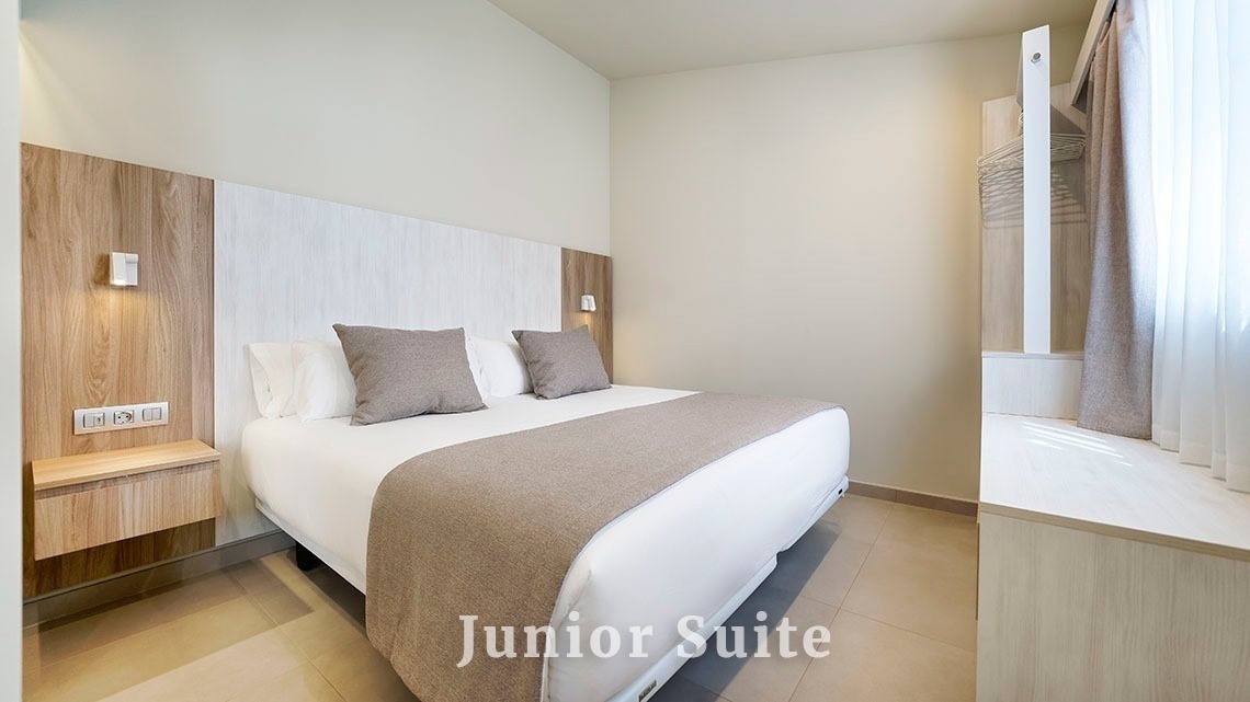 una habitación con una cama y la palabra junior suite