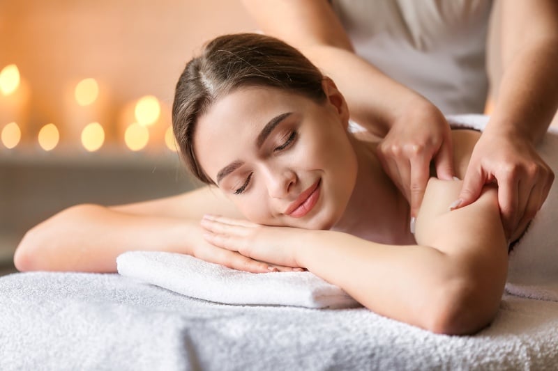 Eine Frau lächelt , während sie eine Massage bekommt