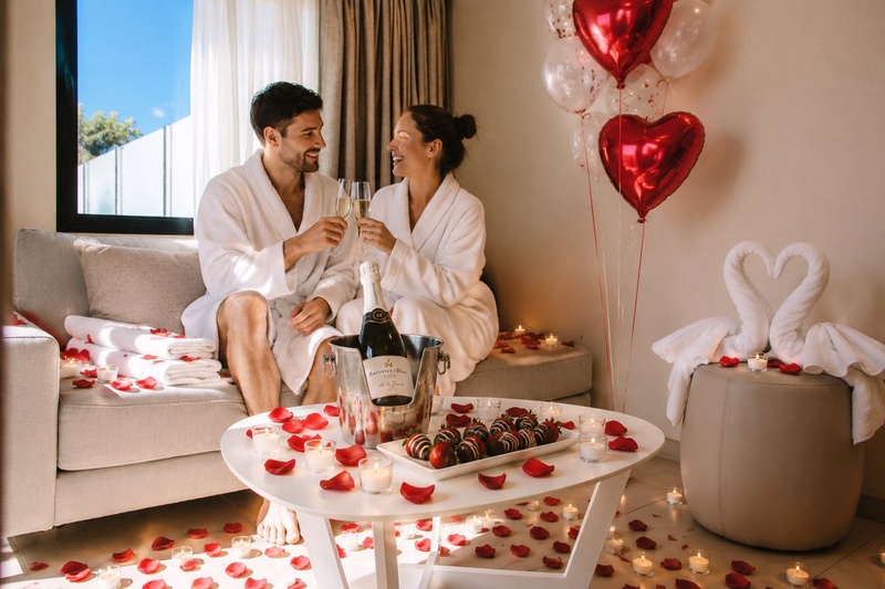 Romantische Club Maspalomas kamer met handdoekzwanen en rozenblaadjes.