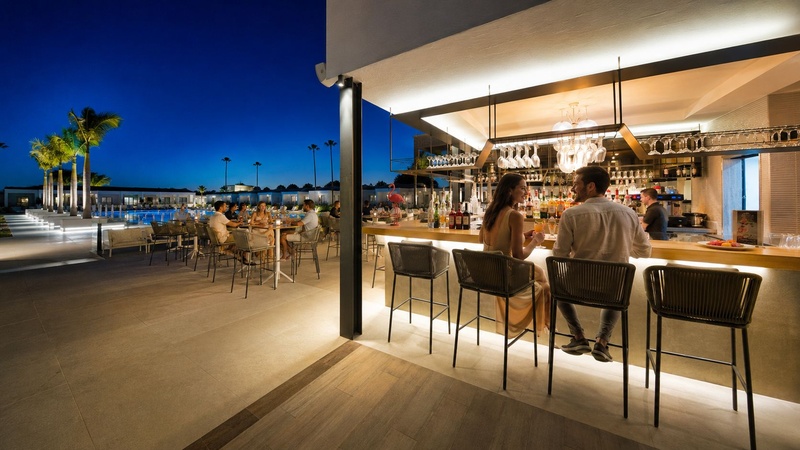 Moderne Bar im Club Maspalomas mit Pool und Palmen