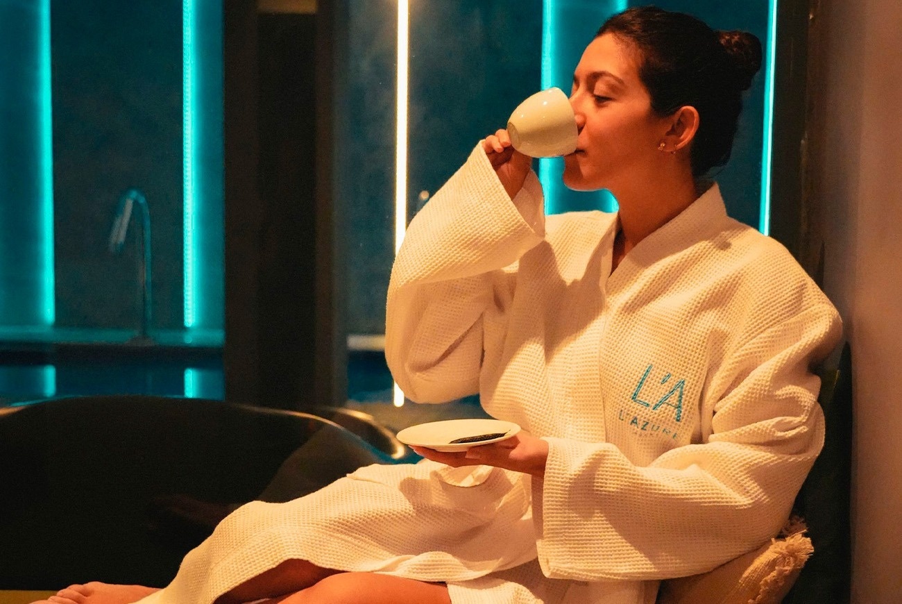 un hombre y una mujer están acostados uno al lado del otro en una cama