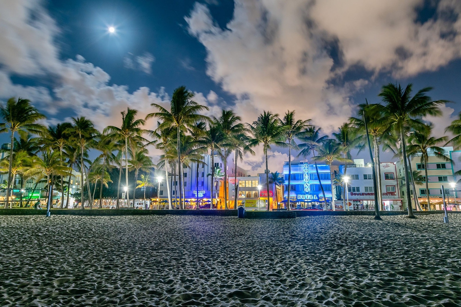una playa llena de gente y edificios en el fondo