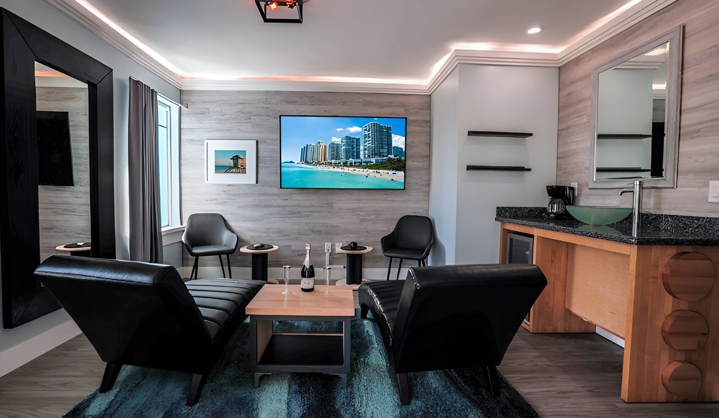 una habitación con sillas y una mesa con botellas de champán