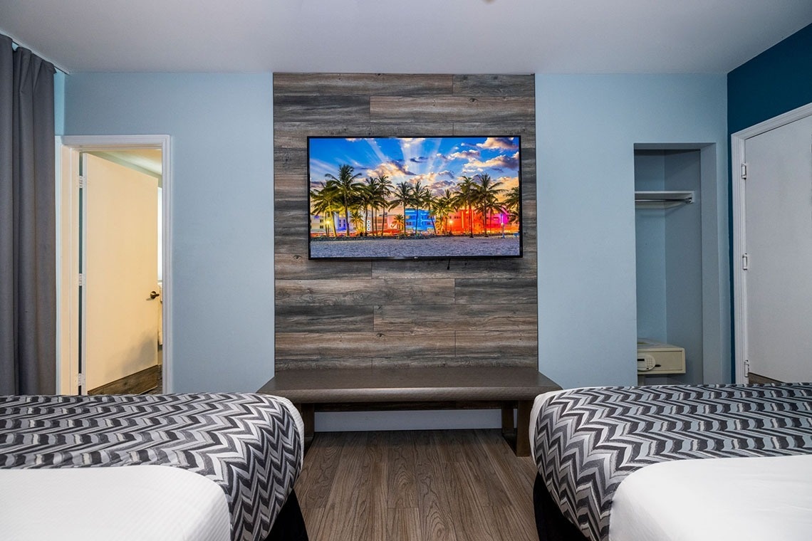 una habitación de hotel con dos camas y una televisión