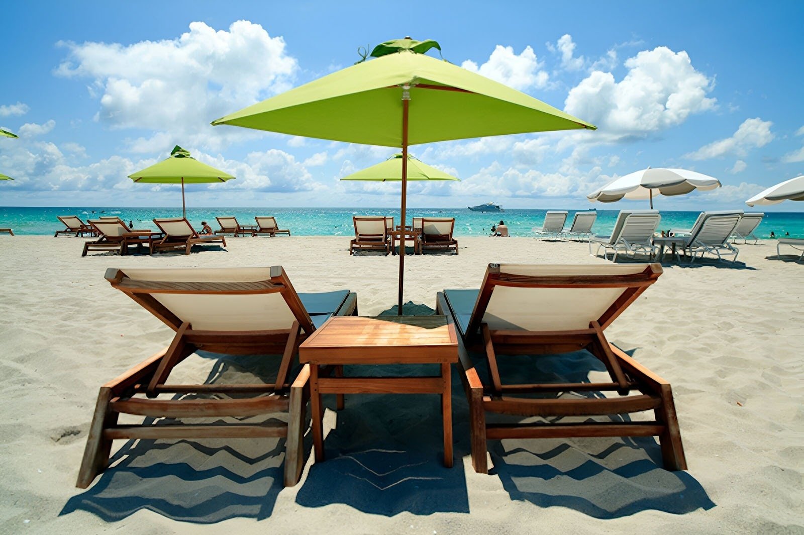 una piscina rodeada de sombrillas y sillas en un resort