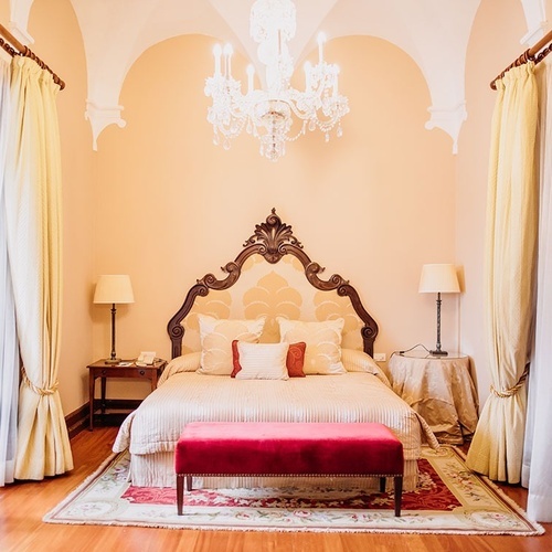 una habitación con una cama y una lámpara de araña