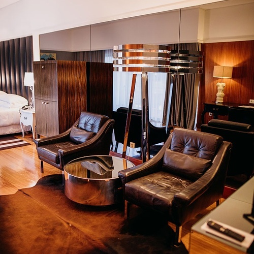 una sala de estar con dos sillas y una mesa