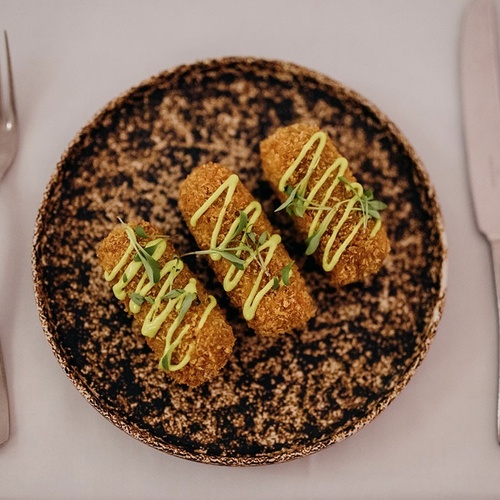 un primer plano de un plato de comida con un tenedor y cuchara