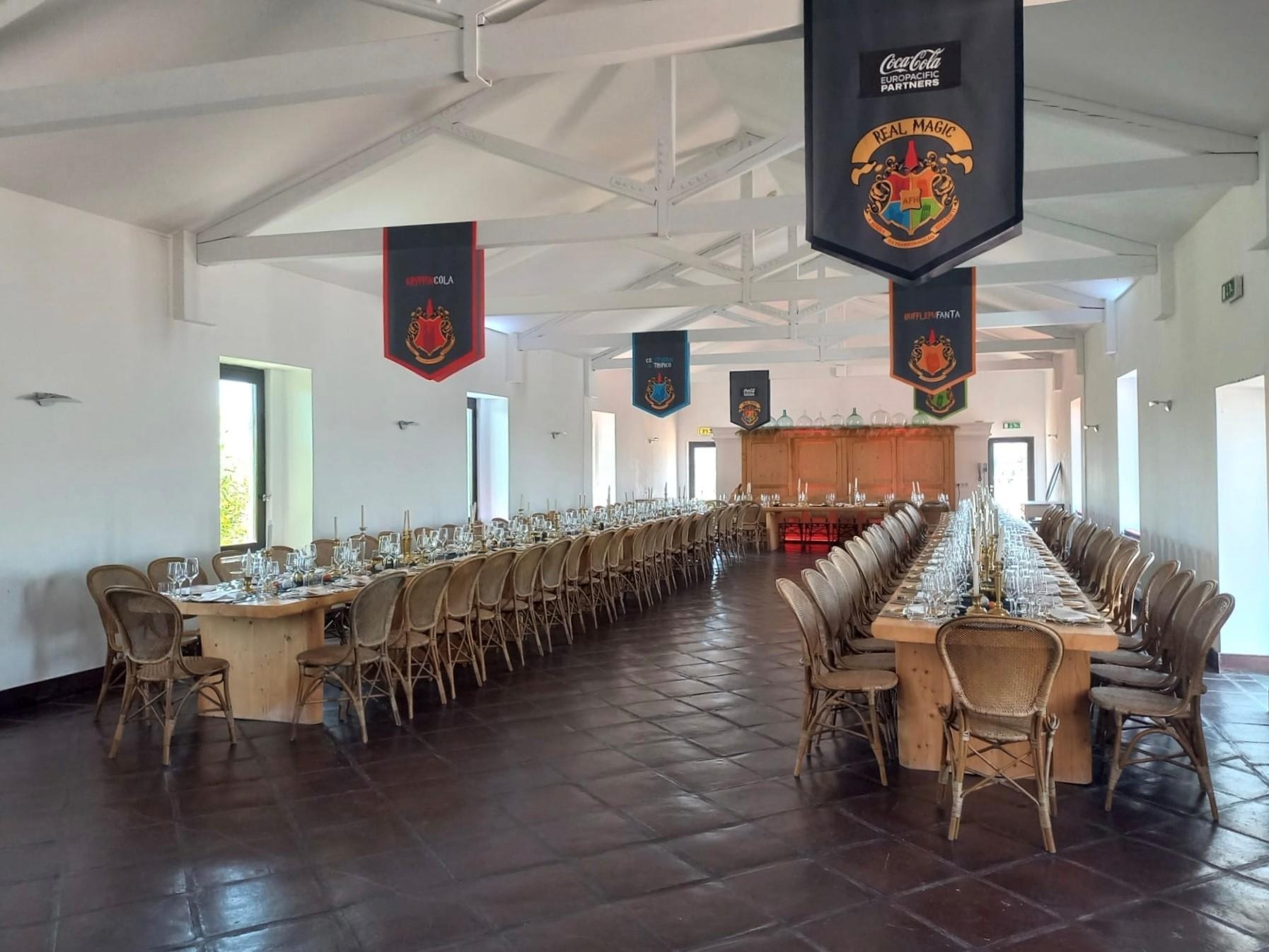 uma sala de jantar com mesas e cadeiras e uma bandeira que diz coca cola