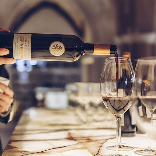 una botella de espinheira se vierte en un vaso