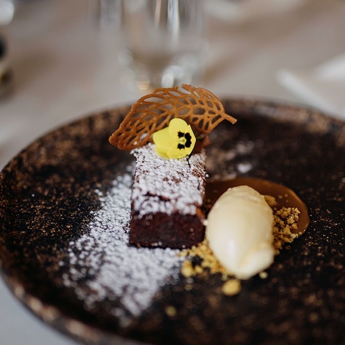 un primer plano de un plato de comida en una mesa