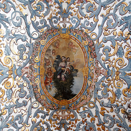 una pintura en el techo de una iglesia con un marco floral