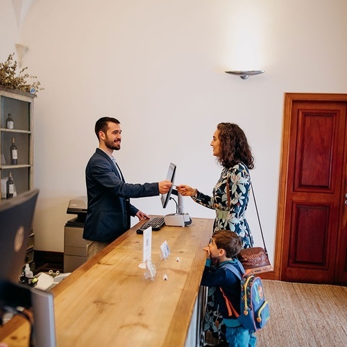 una mujer y un niño en la recepción de un hotel