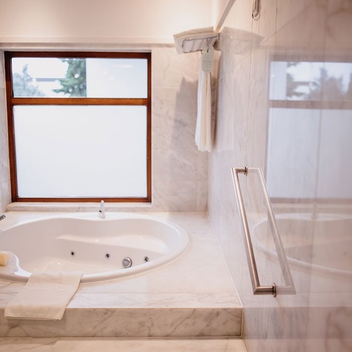 un baño con una bañera redonda y una ventana