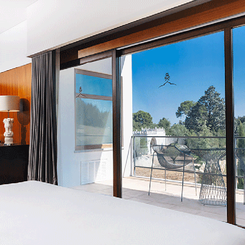 una habitación con una cama y una mesa y sillas