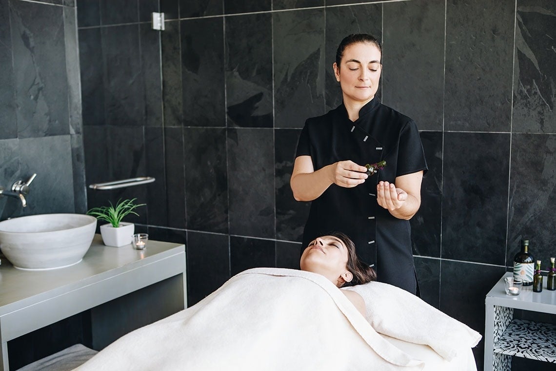 una mujer recibe un masaje en la espalda en un spa