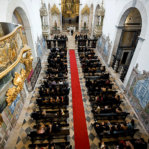 una iglesia con una alfombra roja en el suelo