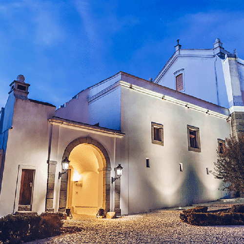 un edificio blanco con la palabra centro do expedicionario en la pared