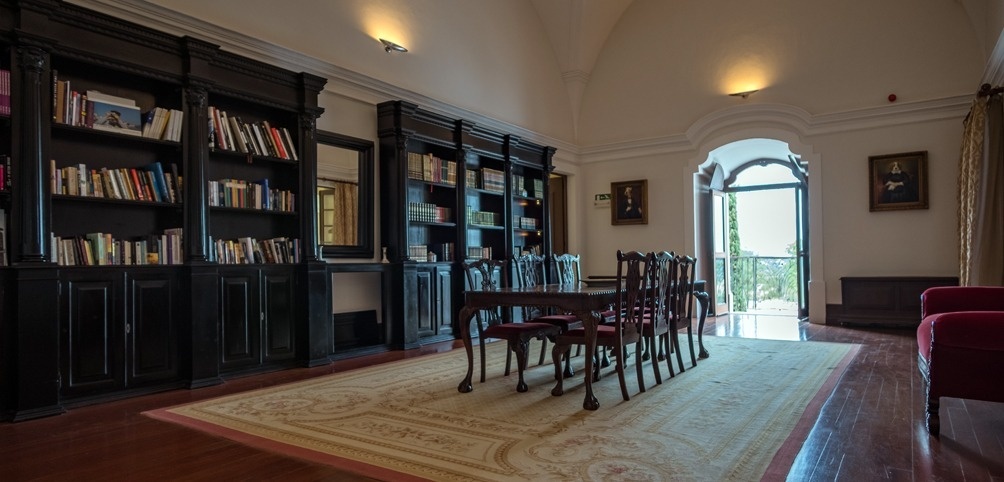 uma sala de jantar com uma mesa e cadeiras