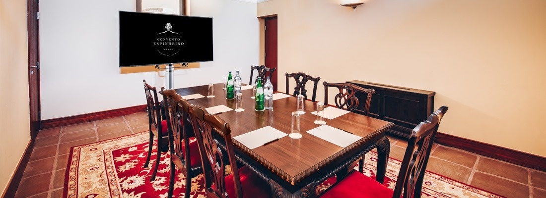 uma grande piscina com cadeiras ao redor dela