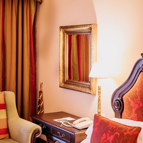 una habitación de hotel con una cama y un escritorio