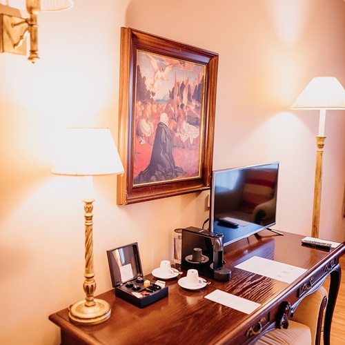 una mesa de madera en una habitación con una pintura en la pared