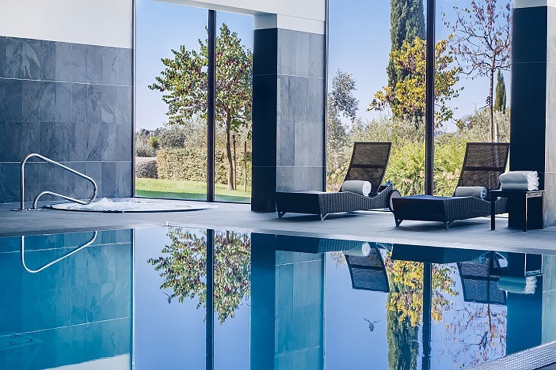 una mujer con una toalla en la cabeza está sentada en una silla en un spa