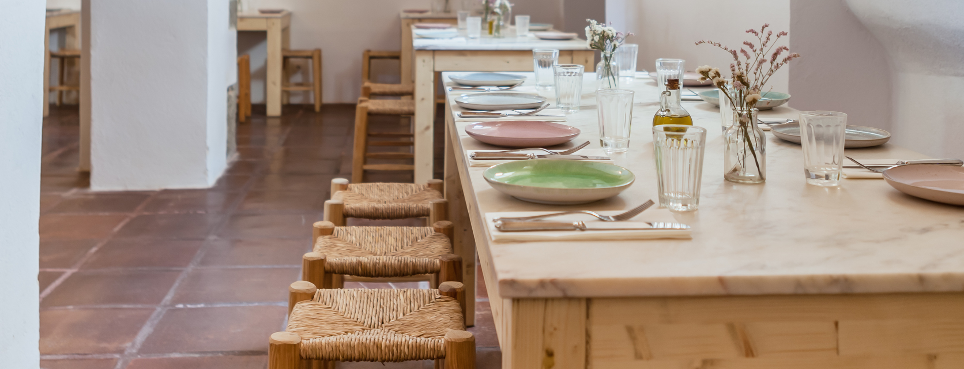 uma mesa de madeira com pratos e copos sobre ela