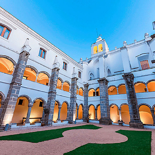 Interior del Convento do Espinheiro: patios, arcos y torre.