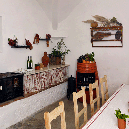 una cocina con una mesa y sillas y un barril de vino