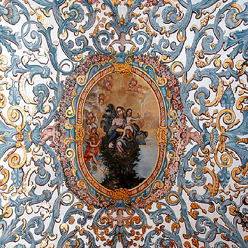 Bóveda decorada del Convento do Espinheiro con pintura de la Virgen y querubines.