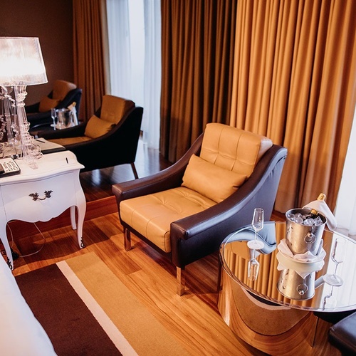 una habitación de hotel con una silla y una mesa