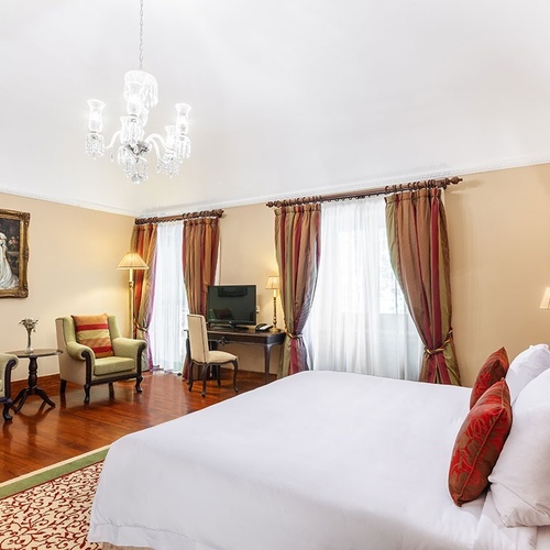 una habitación de hotel con una cama y dos sillas