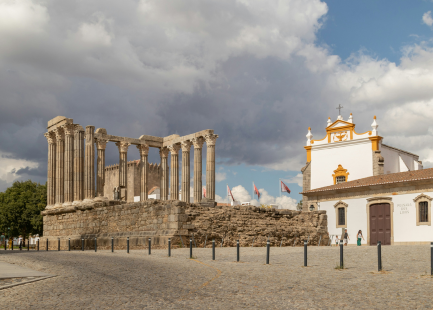 uma cidade com um grande castelo ao fundo