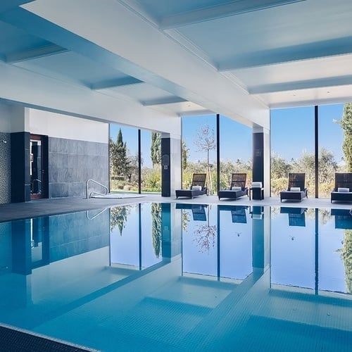 una gran piscina dentro de un edificio con muchas ventanas