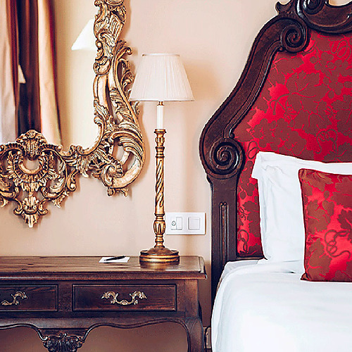 Elegante dormitorio con cama y tocador en Convento do Espinheiro.