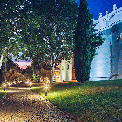 un edificio blanco está iluminado con luces azules en la noche