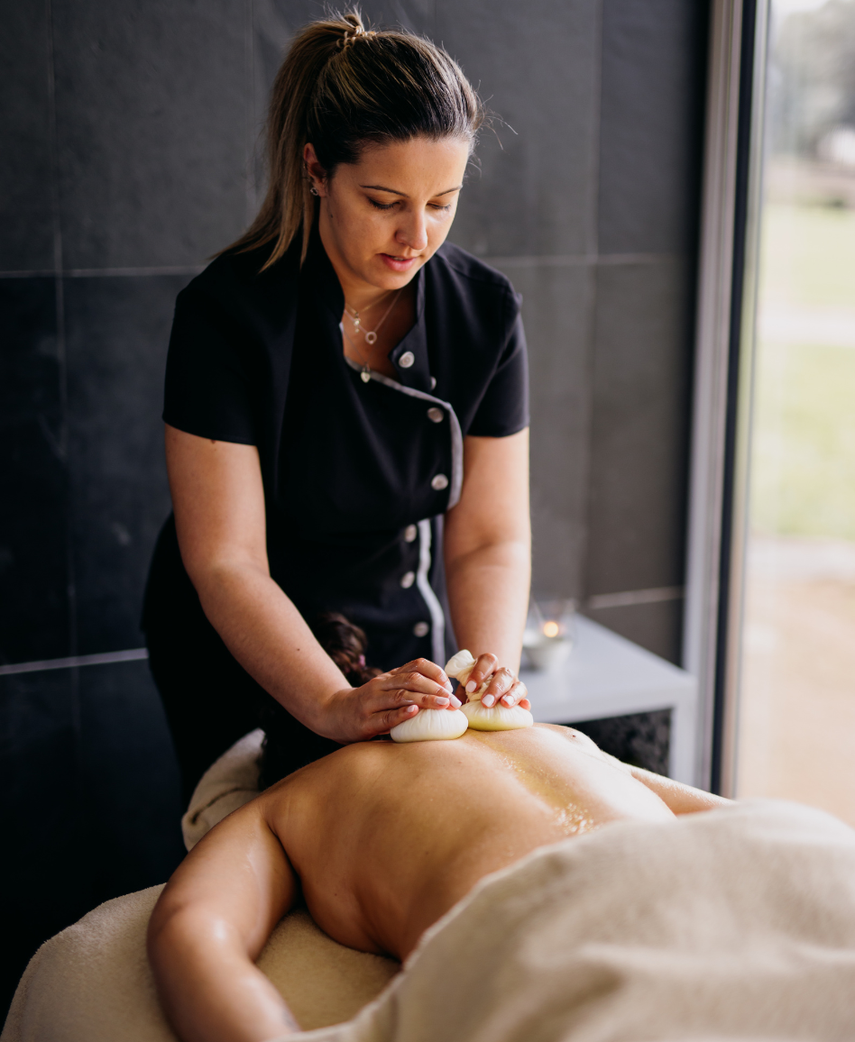 uma mulher está dando um massagem a um homem