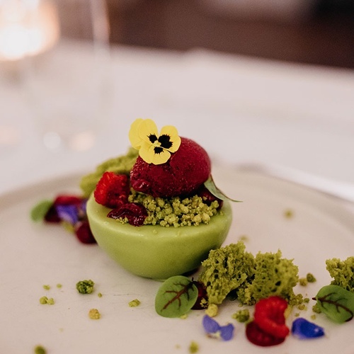 un primer plano de un plato de comida en una mesa