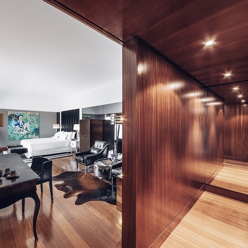 una habitación de hotel con una cama y un escritorio