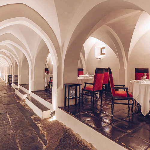 un largo pasillo con mesas y sillas en un restaurante