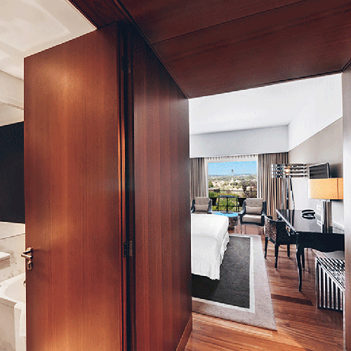 una puerta de madera que conduce a una habitación de hotel