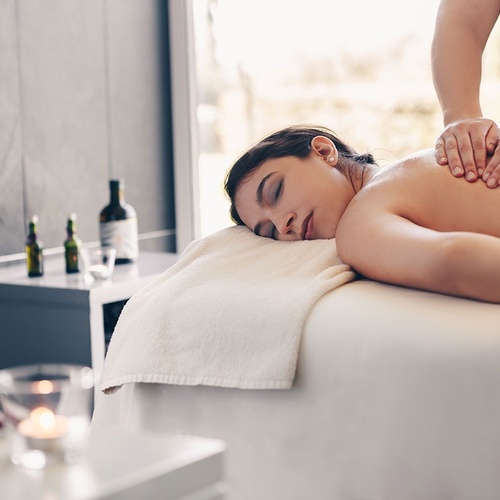 una mujer recibe un masaje en la espalda en un spa