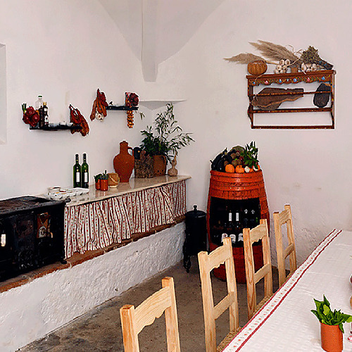 Cocina rústica con encanto en Convento do Espinheiro, ideal para experiencias culinarias.